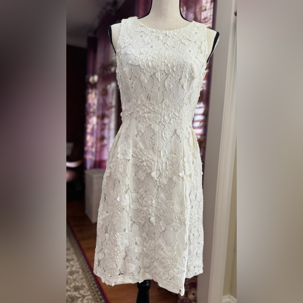 NWOT Beautiful White Dress with lace size 6 Tahari Lined